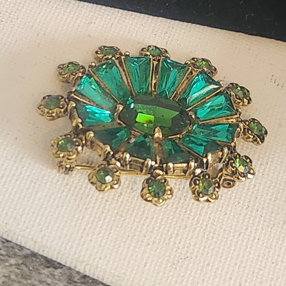 Vintage Emerald Green Sunburst Brooch Gold Tone Rhinestone Starburst Pin 1.5" - Picture 7 of 10